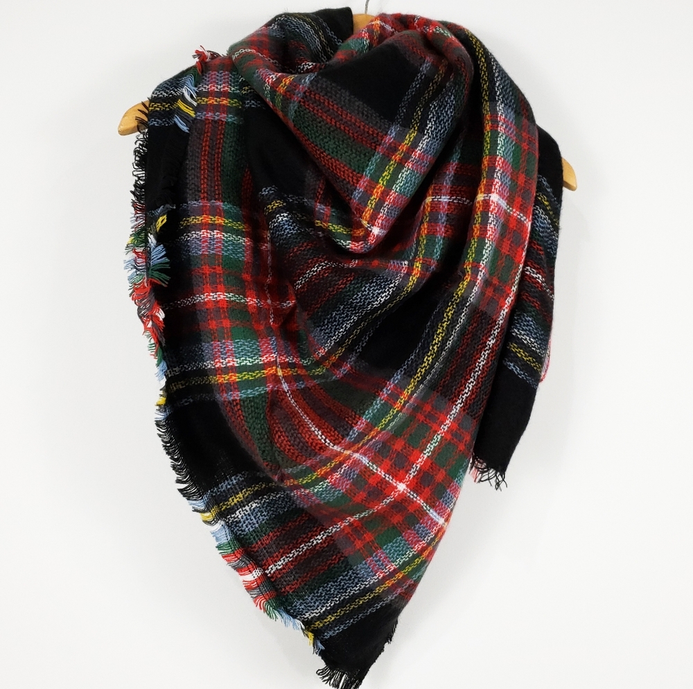 Cozy at Heart Plaid Blanket Scarf (Black)